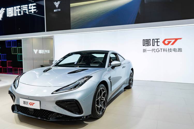 佛山277哪吒汽车在智能汽车领域的表现，领途汽车在新能源汽车市场中的影响力